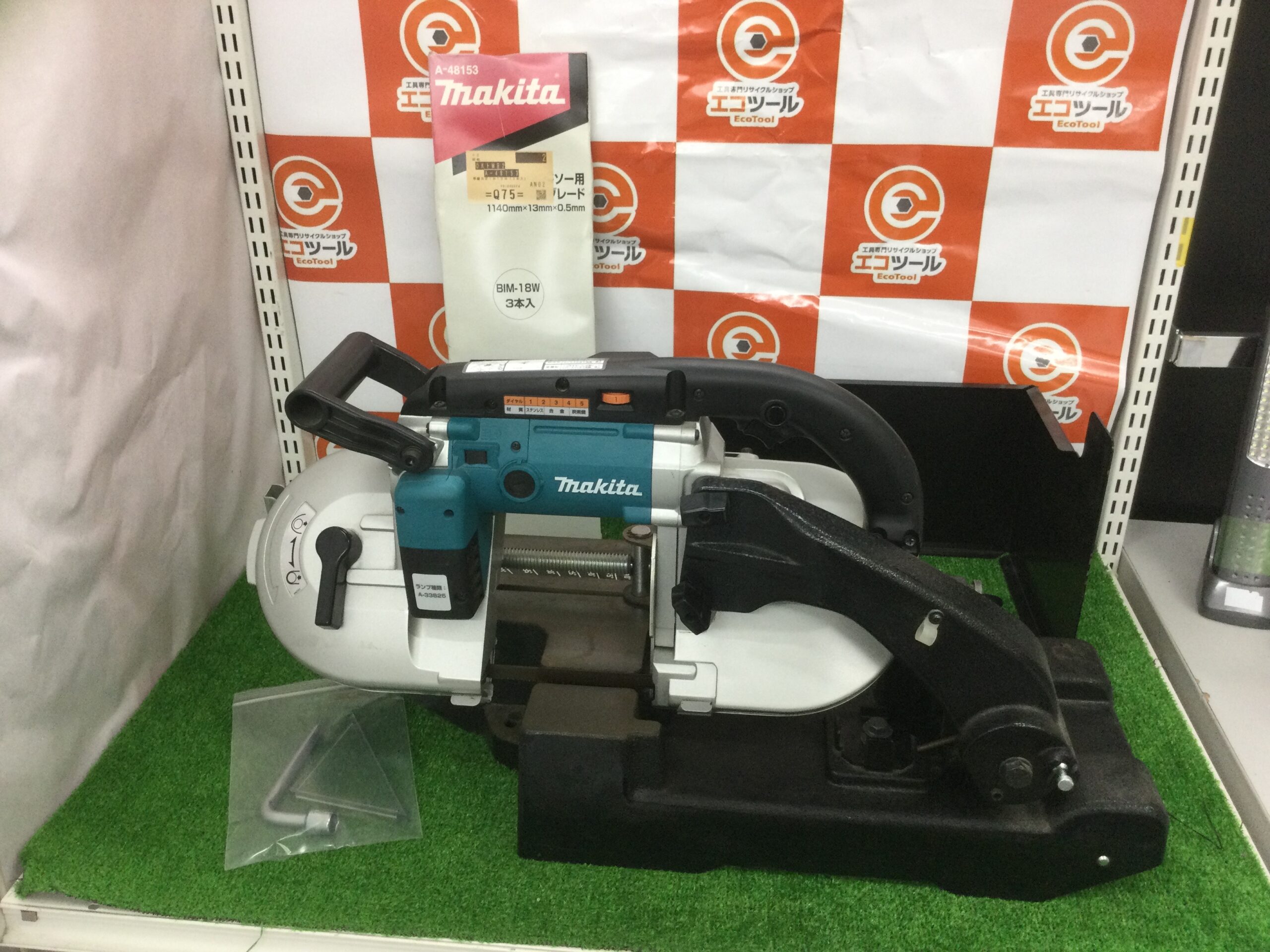 ☆品☆makita マキタ 100V ポータブルバンドソー 2107FW 平バイススタンド付き 帯鋸切断機 パイプ切断機 鉄工用 切断機 64742